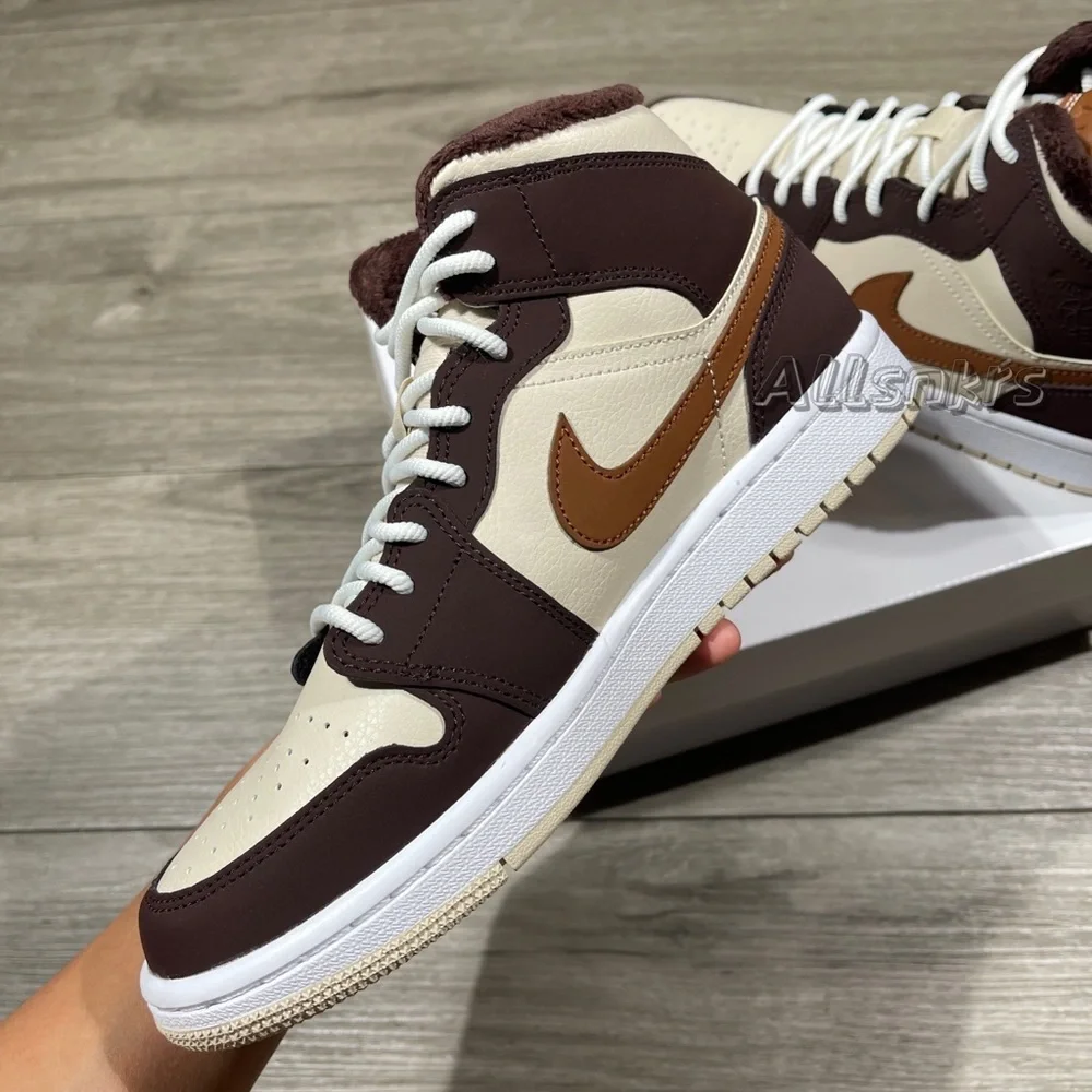Air Jordan 1 Mid Women’s Brown Oatmeal - Picture 4 of 10